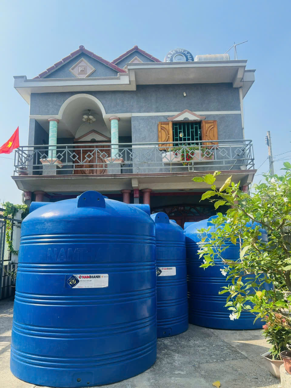 lắp đặt bồn nhựa Nam Thành trên mái